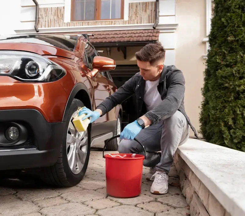 Lavage auto à domicile Le Barroux : professionnel intervenant sur un véhicule